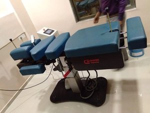 Table de chiropratique à flexion automatique AFT de haute qualité, lit de traitement de thérapie spinale électrique réglable en hauteur, fournisseur en gros - Product Image 5