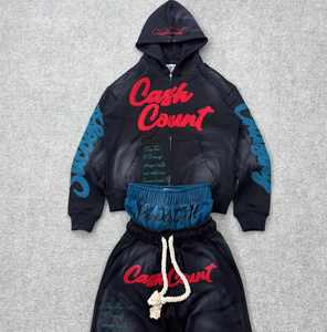 Conjunto Deportivo para Hombre: Sudadera con Capucha y Cremallera Estilo Urbano Personalizada con Letras Bordadas Efecto Desgastado y Pantalones Cortos con Bloques de Color y Parches - Product Image 4