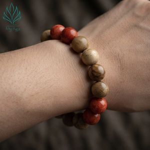 สร้อยข้อมือไม้กฤษณาเวียดนามยอดนิยมสำหรับลูกค้า รุ่น Unisex AL-SD-0054-12 ประดับด้วยลูกปัดไม้กฤษณาธรรมชาติ 11 เม็ด และลูกปัดปะการังสีแดง 6 เม็ด ขนาด 12 มม. - Product Image 3