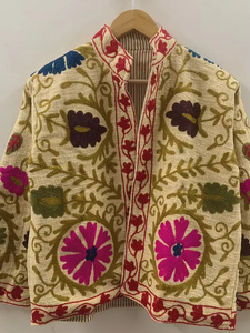 Abrigo de Invierno con Bordado Suzani Hecho a Mano en Jaipur, India, Chaqueta de Algodón, Ropa Boho para Festivales, Prenda Étnica Tradicional Hecha a Mano - Product Image 3