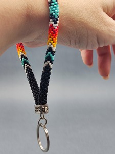 Porte-clés de poignet fait main en perles d'imitation pour femme, motif tendance noir, blanc, rouge, jaune, turquoise, orange, avec anneau en argent - Product Image 5