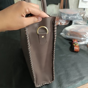 Sac fourre-tout en cuir véritable de style western, motif en cuir de vachette, gaufrage floral, mode vintage, rivets, deux poignées, fermeture à glissière, toutes saisons - Product Image 3