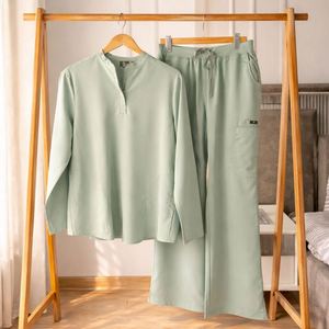 Uniformes Médicos para Mujer, Conjuntos de Tela Premium Antiarrugas, Pantalones Rectos Grises - Product Image 1
