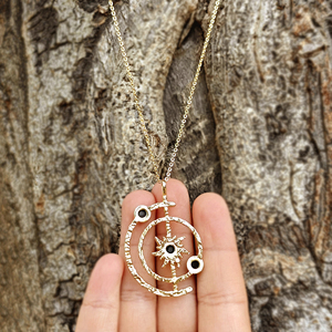 Pendentif système solaire plaqué or 18 carats avec pierres précieuses, triple onyx noir rond, collier céleste, bijoux modernes pour femmes, idéal pour les soirées. - Product Image 5