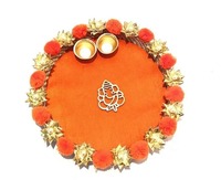 Plateau de prière décoratif traditionnel multifonctionnel en velours rose et métal, avec fleurs Gota Patti et pompons, pour Diwali
