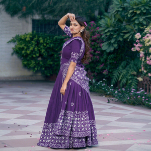 Lehenga Choli Dupatta en Chanderi violet avec broderie blanche, tenue de mariage indienne traditionnelle élégante pour femmes, longueur standard - Product Image 2