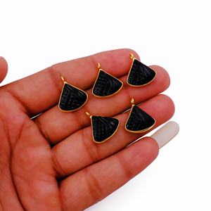 Venta al por mayor único ónix negro tallado a mano colgante con chapado en oro bisel conjunto de joyería de moda hacer conectores - Product Image 2