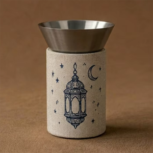 Quemador de incienso con estampado de luna y estrellas, plato plateado con base de lino que presenta un elegante boceto índigo de la famosa linterna de Ramadán. - Product Image 1