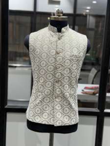 Manteau de Mariage Haut de Gamme pour Homme Brodé et Orné de Paillettes, Modèle Élégant et Somptueux, Disponible à la Vente - Product Image 5