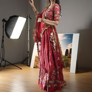 ชุดเลเฮนกาสีแดงเข้มแบบคลาสสิก ROYAL MAROON พร้อมลายปักดอกไม้คริสตัล ด้านหลังแบบผูกเชือก และป้องกันไฟฟ้าสถิต - Product Image 1