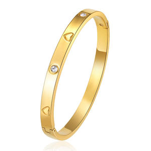 Bracelet jonc tendance en laiton plaqué or 18 carats PVD avec zircons, motif géométrique, serti en canal, personnalisable, cadeau unisexe - Product Image 3