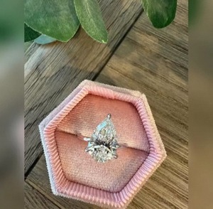 Anillo de lujo con diamante de corte pera cultivado en laboratorio para mujer, anillo de compromiso, boda o aniversario en oro, disponible en oro macizo de 9K, 14K y 18K. - Product Image 1