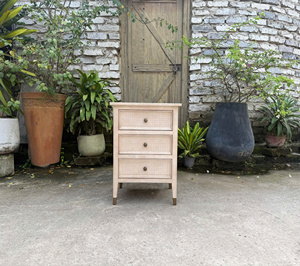 โต๊ะข้างเตียงไม้สไตล์ชนบท 3 ลิ้นชัก พร้อมแผงสาน สำหรับห้องนอน - Product Image 1