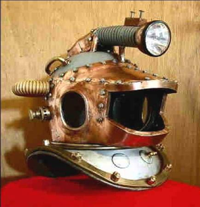 Casco de buceo de cobre inspirado en el estilo steampunk, equipado con una linterna superior y conexiones de manguera corrugada laterales, al por mayor - Product Image 1