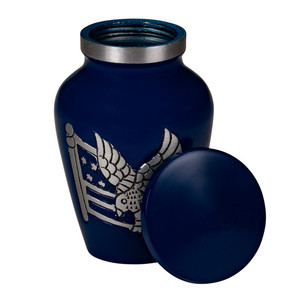 Urne funéraire en aluminium bleu avec drapeau américain et motif d'aigle gravés, incluant une mini urne souvenir assortie - Product Image 4