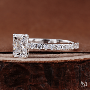 Anillo de compromiso elegante de oro blanco de 10K con diamante de laboratorio de corte radiante de 1 quilate, banda pavé tipo catedral, certificado IGI - Product Image 2