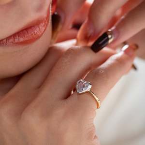 Anillo de Compromiso de Lujo en Oro Amarillo de 14K con Diamante Cultivado en Laboratorio en Forma de Corazón Romántico para Mujer, Certificado IGI - Product Image 3