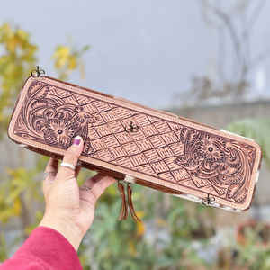 กระเป๋าใส่เครื่องมือจัดแต่งทรงผมหนังแท้ลายสลักมือ ทนความร้อน พร้อมช่องเก็บอุปกรณ์จัดแต่งทรงผมอย่างสมบูรณ์แบบ ลดราคาพิเศษ - Product Image 1