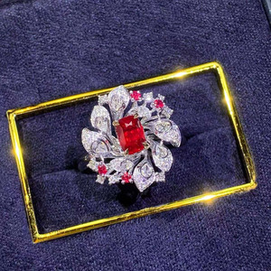 แหวนทับทิมสีเลือดนกพิราบ 1.01 กะรัต แบบไม่ผ่านการอบความร้อน รุ่น Luxury Collector ประดับด้วยเพชรระยิบระยับ 60 เม็ด ด้วยดีไซน์รูปดอกไม้ทรงศักดิ์สิทธิ์ ตัวเรือนทองคำ 18K - Product Image 3