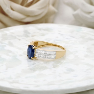 Bague en or jaune 14 carats avec saphir bleu naturel ovale et diamants baguette sertis en canal, Memoria Jewels, vente en gros - Product Image 3
