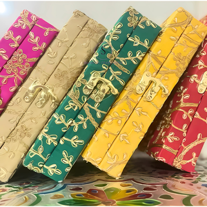 กล่องของขวัญและใส่เงิน ผ้าไหมปักลายสวยงามสีทอง ลายต้นไม้สวยงาม พร้อมหูหิ้วสีทอง สำหรับใส่ของชำร่วย - Product Image 4