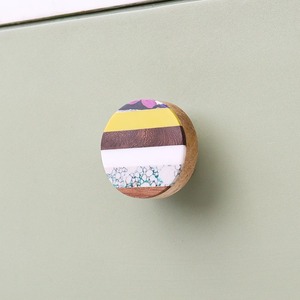 Pomo de puerta hecho a mano de madera, resina y latón, colorido, redondo, para gabinetes, cajones, armarios, pomo decorativo para muebles, artesanía natural - Product Image 4