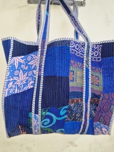 Sac de marché matelassé en coton vintage léger fait main indien avec broderie cousue à la main pour les voyages et le shopping, provenant du Rajasthan - Product Image 1