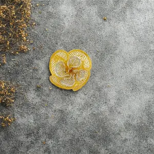 Anillo Floral de Filigrana, Exquisito Anillo de Oro Amarillo y Blanco de 22K para Mujer con Intrincada Malla de Pétalos - Product Image 2