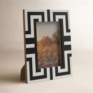 Cadre photo rectangulaire en bois minimaliste pour affichage mural, orientation verticale, impression numérique couleur durable - Product Image 2