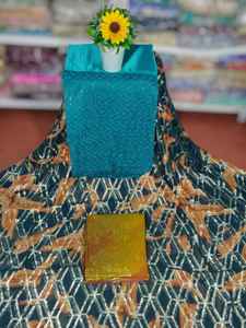 Tela Jacquard de Algodón/Poliéster de Alta Calidad con Diseño Floral Dorado Brillante sobre Base Verde Oliva para Vestido - Product Image 2