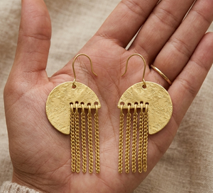 Boucles d'oreilles pendantes géométriques en laiton doré faites à la main, ornées de cinq élégantes pampilles en chaîne, protection anti-ternissement, parfaites pour offrir en cadeau - Product Image 4