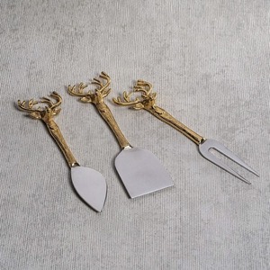 Juego de Cuchillos para Queso con Cabeza de Ciervo Dorada, Hojas de Acero Inoxidable, Mango de Metal, Solo Lavar a Mano - Product Image 1