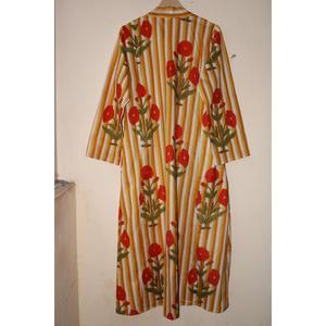 Robe longue bohème en coton faite à la main avec imprimé blocs, rayures moutarde et motifs floraux rouges pour femme - Product Image 3