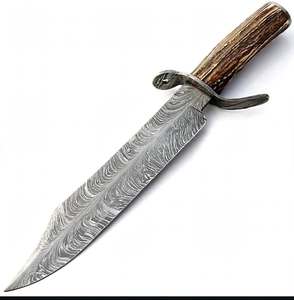 Cuchillo de Colección de Hoja Fija de Acero de Damasco con Patrón de Plumas Hecho a Mano y Personalizado – Mango de Asta de Ciervo - Product Image 1
