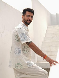 Chemise à manches courtes pour homme en coton blanc, imprimé Bandhani, artisanale, authentique, style traditionnel du Rajasthan, tie-dye, décontractée, pour l'été - Product Image 2