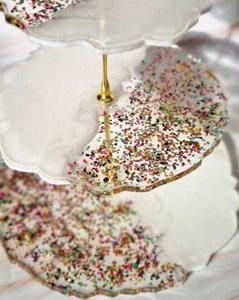Support à gâteau en résine fait main de luxe, plateau de service rond pour mariage, fête et décoration de la maison - Product Image 1