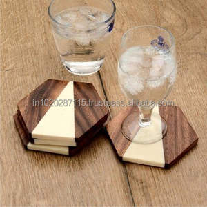 Elegante posavasos de madera con diseño floral grabado para regalar e ideas de decoración de mesa de comedor - Product Image 5