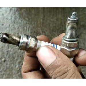 RL82C D4S หัวเทียน24116149เหมาะสำหรับ Bajaj re Compact Maxima sixs รถลากสามล้อชิ้นส่วนรถตุ๊กตุ๊ก - Product Image 1