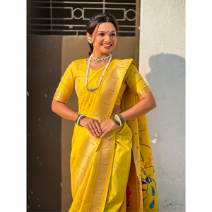 Sari en soie douce jaune Nauvari Paithani, robe de mariée spéciale avec motifs de pois tissés en zari et pallu de paon - Product Image 6