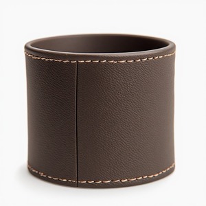 Jardinière en cuir de haute qualité, conçue pour les intérieurs contemporains, avec un aspect élégant et une fonctionnalité décorative. - Product Image 1