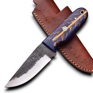 Cuchillo de camping hecho a mano con hoja forjada de acero de Damasco 1095 de aspecto antiguo, afilado como una navaja, de punta fija y mango hermoso con diseño de piña de pino. - Product Image 1