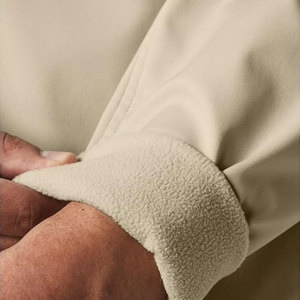 Veste softshell pour homme à capuche, résistante à l'eau, à usage prolongé, avec intérieur en polaire chaud et poches sécurisées, idéale pour l'hiver. - Product Image 5
