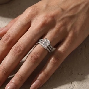 Elegante Anillo de Compromiso de Plata de Ley 925 con Moissanita de Corte Radiante de 3.5Ct y Anillo de Boda para Mujer en Venta - Product Image 2