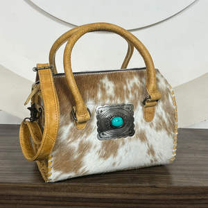 กระเป๋าเดินทางหนังวัวแท้ลายตะวันตกแบบมีหูหิ้ว รุ่น Speedy Duffel Bag ประดับ Concho สำหรับงาน March Expo 2026 ลายพรีเมียม เหมาะสำหรับผู้หญิง - Product Image 4