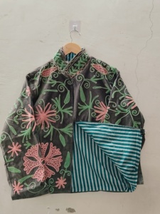 เสื้อแจ็คเก็ตกำมะหยี่สีเทาปักลายดอกไม้สีชมพูและลายเถาวัลย์สีเขียวแบบแฮนด์เมด |   เสื้อแจ็คเก็ตผู้หญิงงานฝีมืออินเดีย - Product Image 4