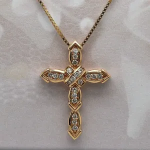 Collier pendentif croix chrétienne de luxe pour femme en moissanite, plaqué or, argent sterling 925 avec effet diamant - Product Image 1