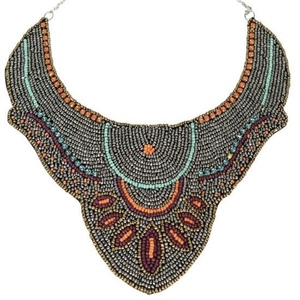 Collier artisanal en perles multicolores avec médaillon à motif étoile et franges, style tribal ethnique bohème, perles de rocaille - Product Image 6