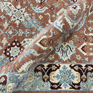 Tapis d'appoint de luxe noué à la main en soie et laine, tapis oriental moderne vieilli à poils ras, marron - Product Image 4
