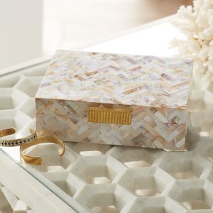 Boîte de rangement pour bijoux en nacre avec couvercle, boîte de rangement en bois faite à la main, support décoratif pour bagues, boucles d'oreilles et colliers - Product Image 1