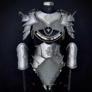 Armadura de Caballero Medieval Plateada, Guantes Redondos Modernos, Estilo Antiguo, Arte en Relieve Coleccionable, Acero Inoxidable Pulido - Product Image 3